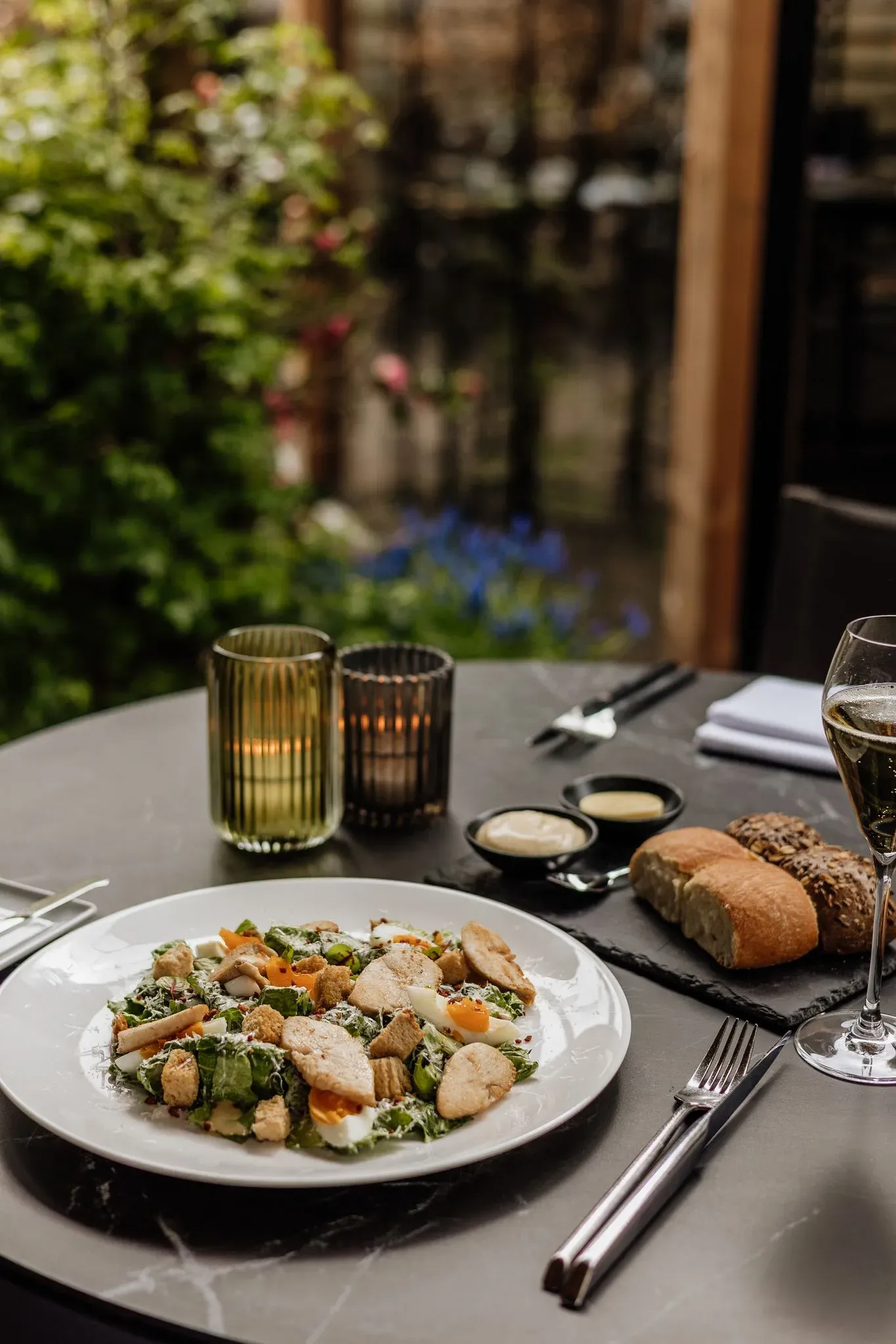 Salade met brood, geserveerd op het terras
