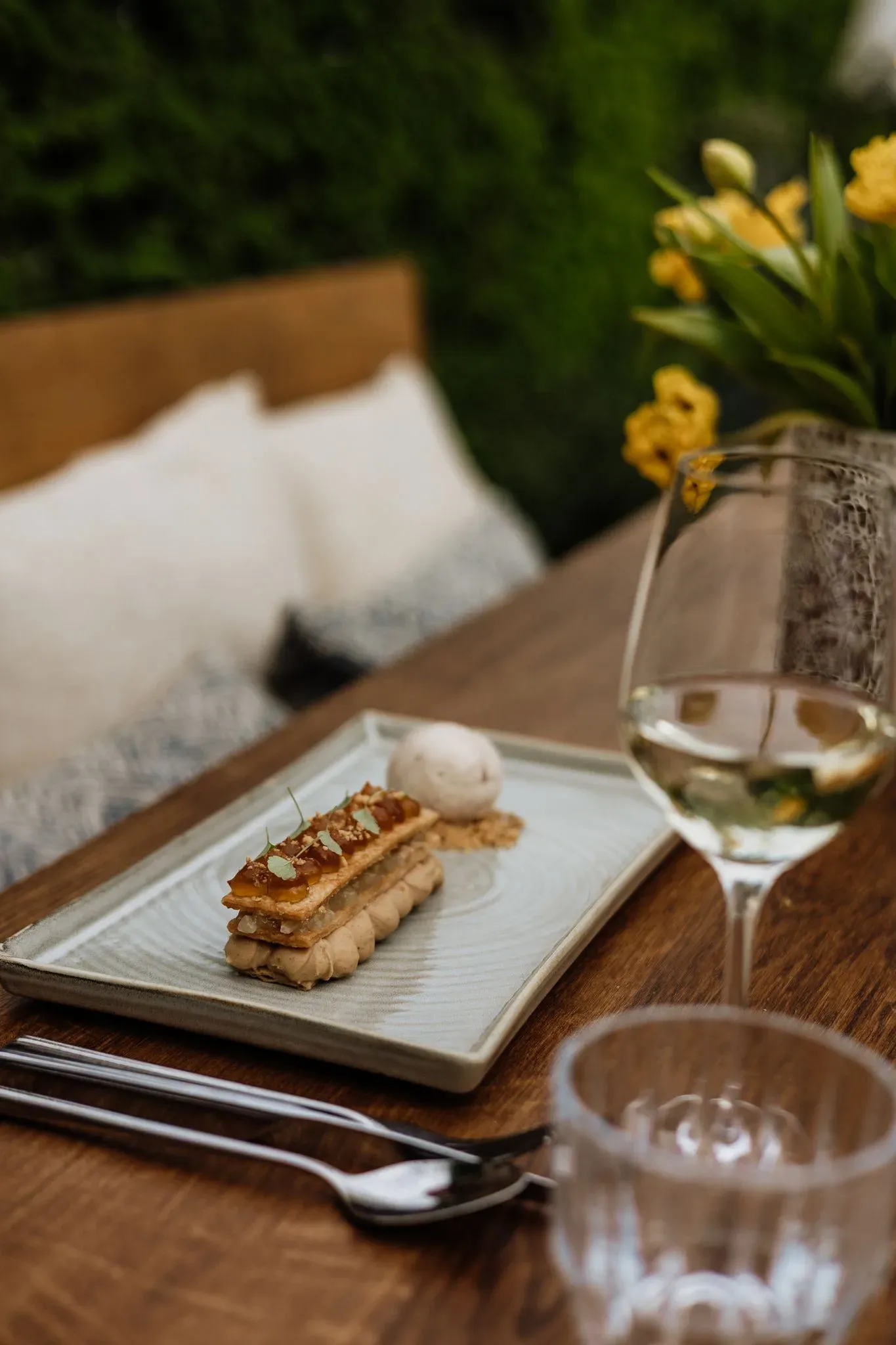 Dessert van bladerdeeg met karamel en ijs