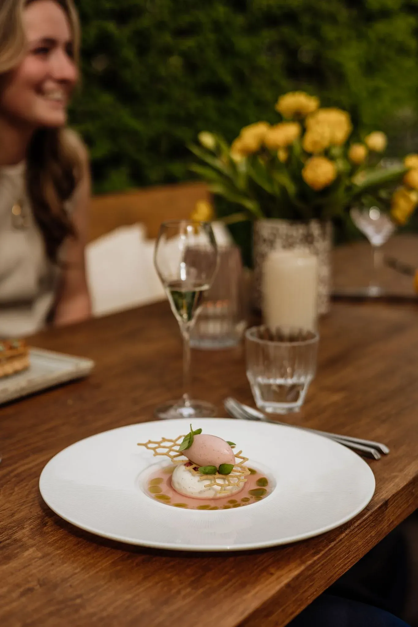 Fijn opgemaakt bord met sorbet en krokante tuile