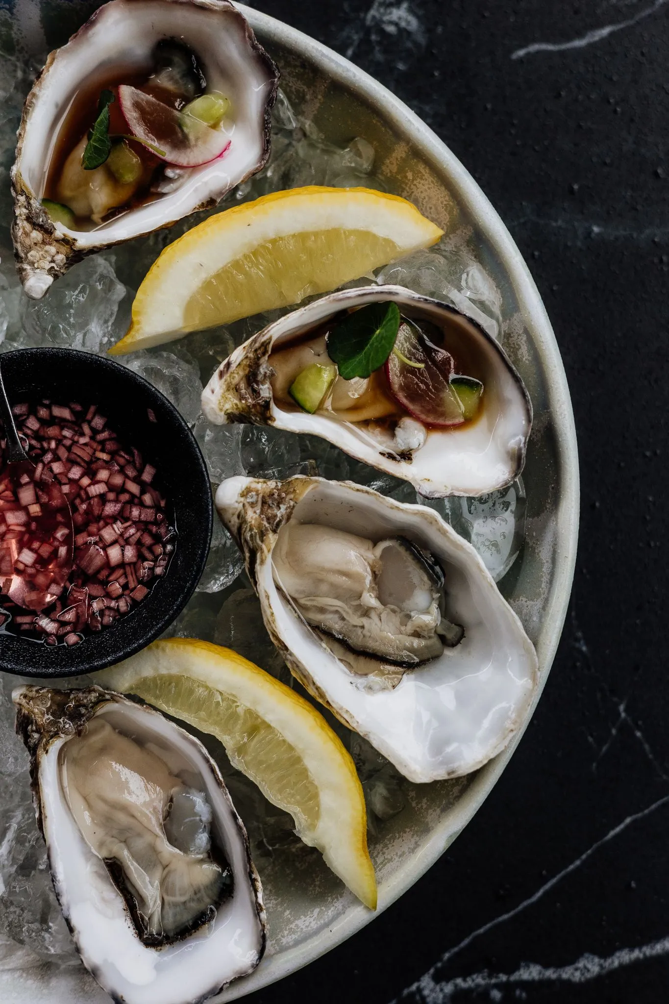 Verse oesters op ijs met citroen en sjalottenvinaigrette