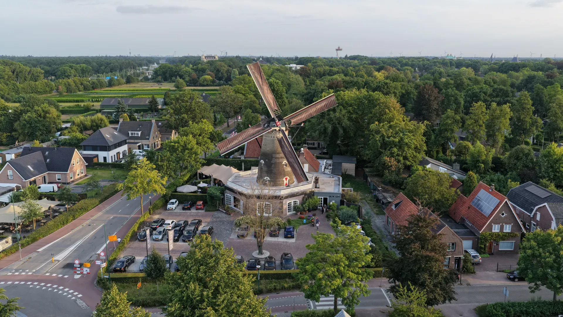 De molen van Kaatsheuvel van bovenaf, midden in het dorp